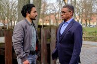 SOKO Potsdam – David Grünbaum (Omar El-Saeidi, l.) im Gespräch mit Staatsanwalt Luis Hagemann (Christofer von Beau, r.). Der Staatsanwalt will eine neue Einheit aufbauen. Eine große Chance für David. Doch würde er sein Team wirklich verlassen?