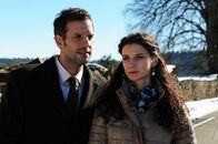 Sturm der Liebe – Nils (Florian Stadler, l.); tröstet Elena (Lili Gesler, r.)