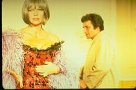 Columbo – (v.l.n.r.) Nora Chandler (Anne Baxter); Columbo (Peter Falk)