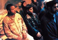 Three Kings – Chief Elgin (Ice Cube, l.) findet mit zwei weiteren Soldaten eine Karte zu einem 40 Millionen Dollar Goldschatz. Ihr Weg führt sie mitten durch feindliches Gebiet ...