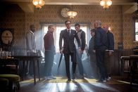 Kingsman: The Secret Service – Niemand ahnt, dass der stets konservativ gestylte Gentleman Harry Hart (Colin Firth, 3.v.l.) ein perfekt ausgebildeter Geheimagent ist, der blitzschnell seine Gegner das Fürchten lehrt ...
