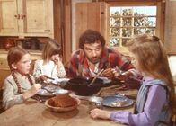 Unsere kleine Farm – Mr. Edwards (Victor French, 2.v.r.) passt auf die drei Mädchen Laura (Melissa Gilbert, l.), Carrie (Lindsay Sidney Greenbush) und Mary (Melissa Sue Anderson, r.) auf.