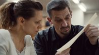 neoriginal: Tabula Rasa – Mie (Veerle Baetens) entdeckt mit ihrem Anstaltsgenossen Vronsky (Peter Van Den Begin) einen versteckten Hinweis auf einer ihrer Zeichnungen.