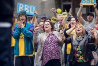 Blockbustaz – Hella (Inge Maux, r.), Hardy (Sascha Reimann, l.) und Madita (Martina Eitner-Acheampong, M.) bejubeln Sol.