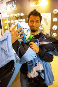 Grips Mathe – GRIPS Mathematik - "Rabatt und Steuern". Basti Wohlrab auf Schnäppchenjagd mit Prozenten und Rabatt im Fanshop von 1860 München in der Allianz Arena.