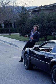 Knight Rider – Marco Berio, ein ehemaliger Mitarbeiter von F.L.A.G, nutzt seine Kenntnisse von K.I.T.T. um die CPU des Trans Am außer Kraft zu setzen und ihn gegen seinen Besitzer Michael Knight zu wenden.