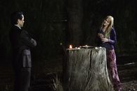 The Mentalist – Cho (Tim Kang, l.) versucht Informationen über Cody Elkins, der vermisst wird, von Tamzin Dove (Azura Skye, r.) zu erhalten. Doch wird sie ihm wirklich weiterhelfen?; Cho (Tim Kang, l.) versucht Informationen über Cody Elkins, der vermisst wird, von Tamzin Dove (Azura Skye, r.) zu erhalten. Doch wird sie ihm wirklich weiterhelfen?