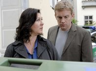 Tatort – Kai Perlmann (Sebastian Bezzel) gibt zu, dass er die Tote gekannt hat. Allerdings versucht er, Klara Blum (Eva Mattes) zu verschweigen, wie intensiv diese Bekanntschaft war.