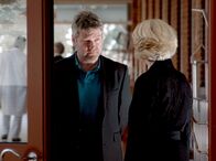 Kommissar Wallander – Wallander (Kenneth Branagh) fragt eine Kollegin um Rat.
