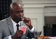 How I Met Your Mother – Robin kann es nicht fassen, dass James (Wayne Brady) kurz vor ihrer Hochzeit mit Barney ständig schlechte Bemerkungen über die Ehe macht ...