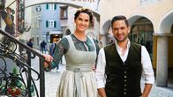 Servus Musikantenstammtisch – Moderatoren Conny Bürgler und Richard Deutinger, während ServusTV's "Servus Musikantenstammtisch - Ja, das ist Kufstein am grünen Inn" in Kufstein, Tirol, Österreich, am 20.10.2024.