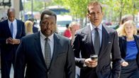 Suits – Der Machtkampf von Samantha und Alex, wer der nächste Namenspartner wird, belastet die Atmosphäre innerhalb der Kanzlei. Harvey (Gabriel Macht, r.) und Robert (Wendell Pierce) wollen diesem Konflikt ein Ende bereiten.