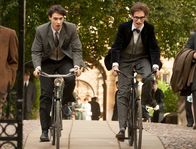 Die Entdeckung der Unendlichkeit – Stephen (Eddie Redmayne, r.) und sein Kommilitone Brian (Harry Lloyd) fahren in Cambridge um die Wette.