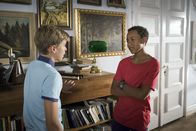 Schloss Einstein – In Pawel (Noel Okwanga, rechts) erwacht die Eifersucht als Henri (Jakob Menkens, links) ihm von seinem Verdacht gegenüber Cäcilia berichtet.