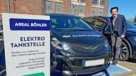 Die Tricks ... – Moderator Jo Hiller schließt einen Dienstwagen in Düsseldorf an eine Ladesäule an