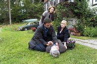 Der Bergdoktor – Petra Schallenberg (Anne Kasprik, r.) sucht Rudolf (Christian Wolff, liegend) und Juliane Behrendt (Barbara Focke, hinten) auf. Rudolf regt sich auf und erleidet einen epileptischen Anfall. Sofort ruft Dr. Gruber (Hans Sigl, li.) einen Rettungswagen.