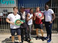 Verrückt nach Meer – Julian, Junior Offizier auf der Weissen Lady, und Schreinerpraktikant Daniel machen einen Ausflug in eine Boxhalle des Townships Mdantsane bei East London. Hier treffen sie auf Guide Siya und die Boxlegende Mr. Spock sowie auf erfolgreiche südafrikanische Jungboxer.