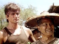 MacGyver – MacGyver (Richard Dean Anderson, l.) und der alte Prasert (Keye Luke, r.) freuen sich, dass Ming die Dorfbewohner zum Widerstand auffordert.