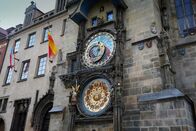Geheimnisse des Firmaments – Die Aposteluhr ist eine weltweit bekannte astronomische Uhr aus dem Jahr 1410, die sich in Prag an der Südmauer des Altstädter Rathauses befindet.