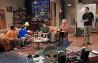 The Big Bang Theory – Eine ganz besondere Truppe: Howard (Simon Helberg, 2.v.l.), Sheldon (Jim Parsons, r.), Leonard (Johnny Galecki, M.), Penny (Kaley Cuoco, 2.v.r.) und Raj (Kunal Nayyar, l.) ...