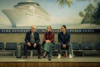 Das kleine Fernsehspiel: Das schwarze Quadrat – Vincent (Bernhard Schütz, li.) und Nils (Jacob Matschenz, re.) wollen „Das schwarze Quadrat“ auf einem Kreuzfahrtschiff übergeben. Welche Rolle Martha (Sandra Hüller, Mi.) dabei spielt, bleibt zunächst unklar.