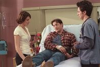 Scrubs - Die Anfänger – Ben (Brendan Fraser, M.) zeigt einige Symptome, die auf Leukämie schließen lassen, obwohl Bluttests die Vermutung bestätigen, hat J.D. (Zach Braff, r.) seine Zweifel ...