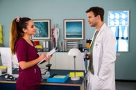Bettys Diagnose – Ava Edemir (Rona Özkan) und Dr. Paul Eckart (Florian Frowein).