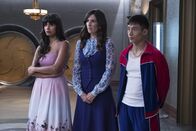 The Good Place – Als auf Tahani (Jameela Jamil, l.) und Jason (Manny Jacinto, r.) ein schwieriger Test wartet, bleibt Janet (D'Arcy Carden, M.) nichts anderes übrig, als ihnen aus der Ferne zuzuschauen ...