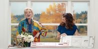 Hacks – Deborah Vance (Jean Smart, l.) beweist ihr Talent nicht nur auf der Bühne, sondern auch im Teleshopping, wo sie zusammen mit Katie (Kara Luiz, r.) geschickt ihre Produkte verkauft.
