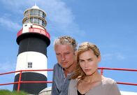 Licht über dem Wasser – Der Schriftsteller und die Psychologin: Robert (Filip Peeters) mit seiner neuen Liebe Carolin (Gesine Cukrowski).