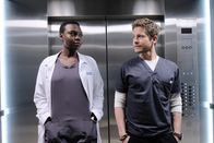 Atlanta Medical – Kämpfen im Krankenhaus für ihre Transplantationspatienten: Dr. Hawkins (Matt Czuchry, r.) und seine Kollegin Dr. Okafor (Shaunette Rosée Wilson, l.) ...