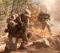 Lone Survivor – Afghanistan 2005: Die Navy Seals Marcus Luttrell (Mark Wahlberg, r.) und Mike Murphy (Taylor Kitsch, l.) liefern sich ein tödliches Feuergefecht mit den Kämpfern der Taliban, doch haben sie gegen diese Übermacht überhaupt eine Chance?