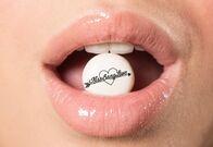 Kiss Bang Love – Kann man nur durch küssen die große Liebe finden. In "Kiss Bang Love" wagt eine junge Frau dieses Experiment ...