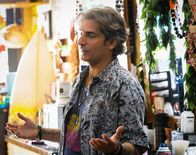 Hawaii Five-0 – Erlebt einen ganz besonderen Arbeitstag: Freiseur Odell (Michael Imperioli) ...