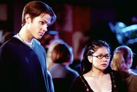 Gilmore Girls – Während Lorelai von Sookie eine brisante Information bezüglich Luke erhält, sind Dean (Jared Padalecki, l.) und Lane (Keiko Agena, r.) über Rorys Rolle in einem Theaterstück gespaltener Meinung ...
