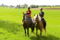 Anna und die Haustiere – Reitlehrerin Chrisi ist beim ersten Ausritt ganz nah bei Anna.