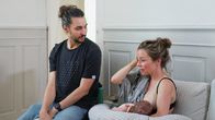 Puls – Puls Unterschätztes Wochenbett – Bange Wochen nach der Geburt Die frischgebackenen Eltern Anna und Guillem mit Söhnchen Tomeu Copyright: SRF