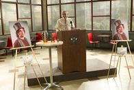 Community – Ein trauriger Tag in Greendale: Star-Burns ist gestorben. Dekan Pelton (Jim Rash) eröffnet die Gedenkfeier, die schon bald ausartet ...