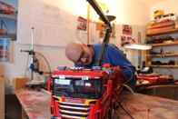 Die Modellbauer - Das Duell – The tinkering expert Kersten with his son builds the special fire engine SLF 4000/250 on a scale of 1:14.