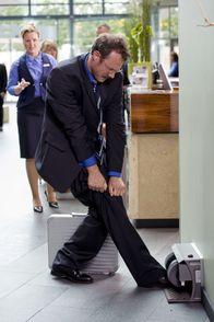 Sechserpack – Eine Schuhputzmaschine - und noch dazu umsonst! Daran kann man einfach nicht vorbeigehen. Allerdings ist nicht jeder moderne technische Helfer immer ein Freund des Menschen. Daher: Immer nett zu Automaten sein! (v.l.n.r. Nina Vorbrodt, Hanno Friedrich)
