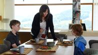 Frühling – Was ist hier los? Katja (Simone Thomalla) kümmert sich und versucht, hinter das Geheimnis der beiden Brüder Toni (Julius Gause, l.) und Liam (Ilja Bultmann) Mehdamm zu kommen.