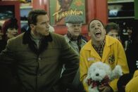 Versprochen ist versprochen – Um sein Versprechen einhalten zu können, muss Howard Langston (Arnold Schwarzenegger, li.) einiges aushalten ...