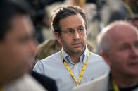 The Program - Um jeden Preis – Journalist David Walsh (Chris O'Dowd) wird bei einer Pressekonferenz von Lance Armstrong zurechtgestutzt.