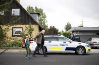 Cry Wolf – Lars (Bjarne Henriksen) muss Theo (Noah Storm Otto) bei seinen Eltern abholen, wofür er sich Verstärkung bei der Polizei sucht.