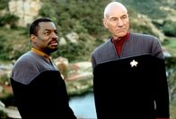 Star Trek - Der Aufstand – Eine besondere Strahlung auf dem Planten Ba'ku bewirkt eine ständige Verjüngung der Zellen. Die Augen von Lieutenant Commander Geordi La Forge (LeVar Burton, l.) regenerieren sich und Captain Picard (Patrick Stewart, r.) wird immer unbeschwerter.