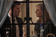 Bones - Die Knochenjägerin – Booth (David Boreanaz, l.); Dr. Brennan (Emily Deschanel, r.)