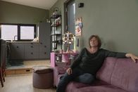 SRF DOK: Tiny Houses - Traum oder Hype? – SRF DOK Tiny Houses – Traum oder Hype? Folge 3 Regina Lorenz hat sich ihren Traum vom Tinyhouse erfüllt. 2024 Copyright: SRF