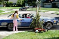 The Middle – Sue (Eden Sher, l.) ist wegen ihres ersten Tags in der Highschool furchtbar aufgeregt und bombardiert ihren Bruder Axl (Charlie McDermott, r.) mit aberwitzigen Fragen über den Schulalltag. Dieser lässt sie jedoch ständig abblitzen ...