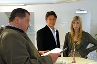 Die Rosenheim-Cops – Kommissar Hofer (Joseph Hannesschläger, l.) und sein Kollege Voß (Robert Lohr) die Ehefrau des Verschwundenen, Marlene Buchner (Janina Kim Riedle), aber die kann sich auch nicht erklären, wo ihr Mann sein könnte.