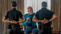 Twisted Metal – Agent Stone (Thomas Haden Church, M.) erteilt Jamie Roberts (Chelle Ramos, l.) und Carl Roberts (Michael Carollo, r.) in scharfem Ton den Auftrag, die Verfolgung von John und Quiet aufzunehmen.